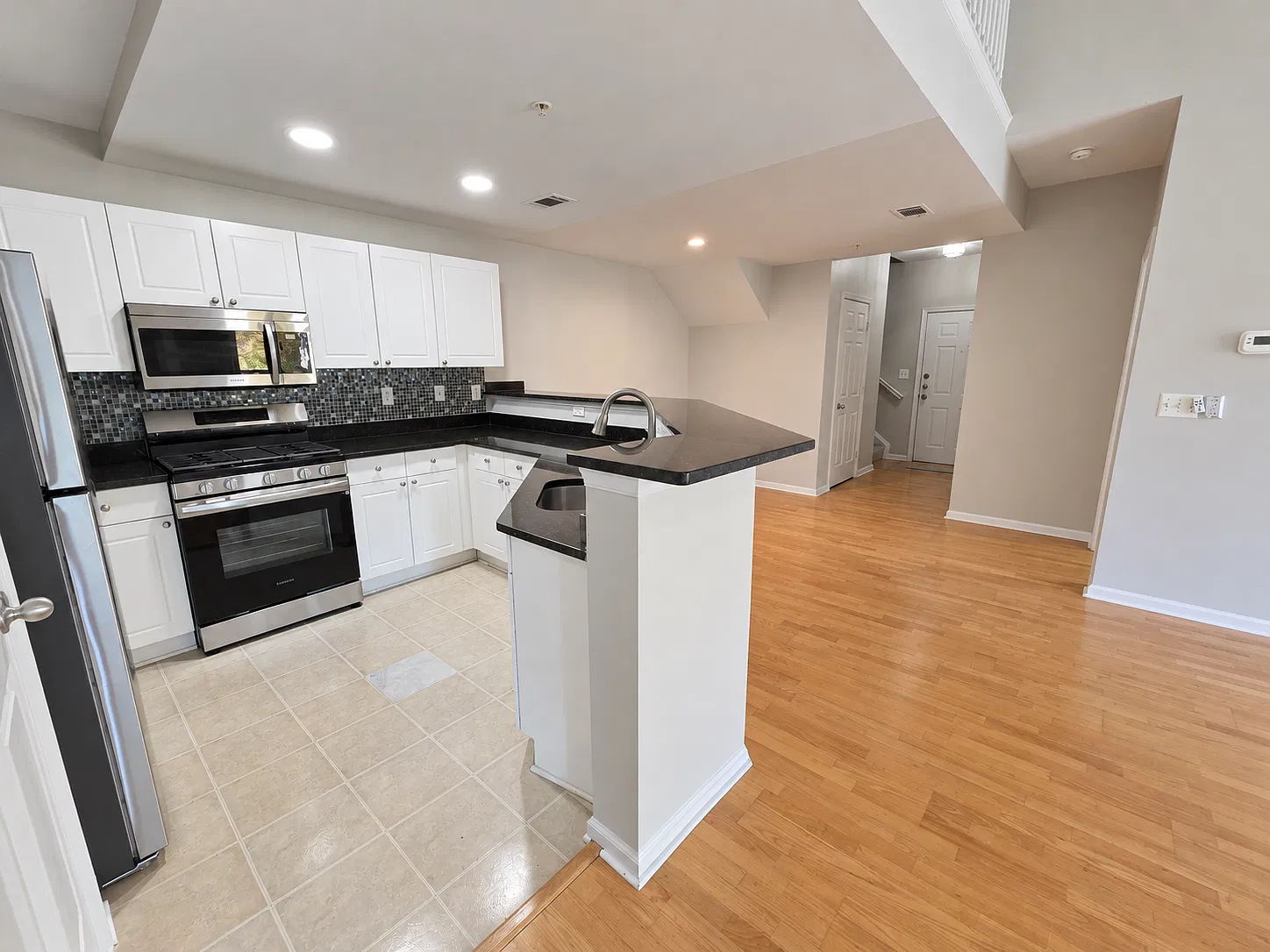 2 bed, 1241 sqft, $2,400 — Photo 3
