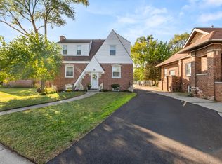 8464 Gross Point Rd, Skokie, IL 60077