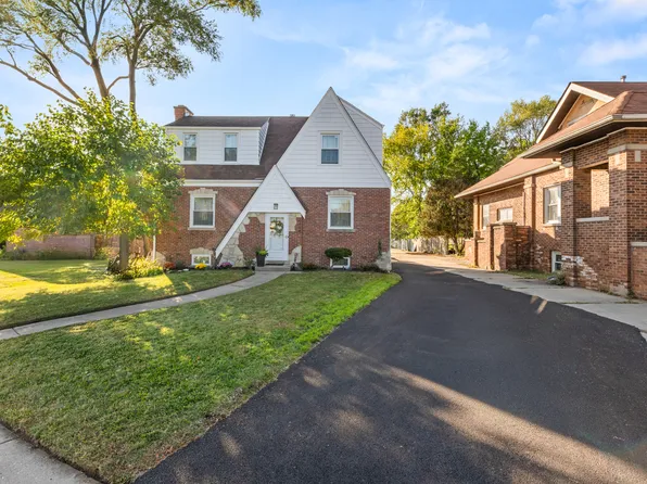 8464 Gross Point Rd, Skokie, IL 60077