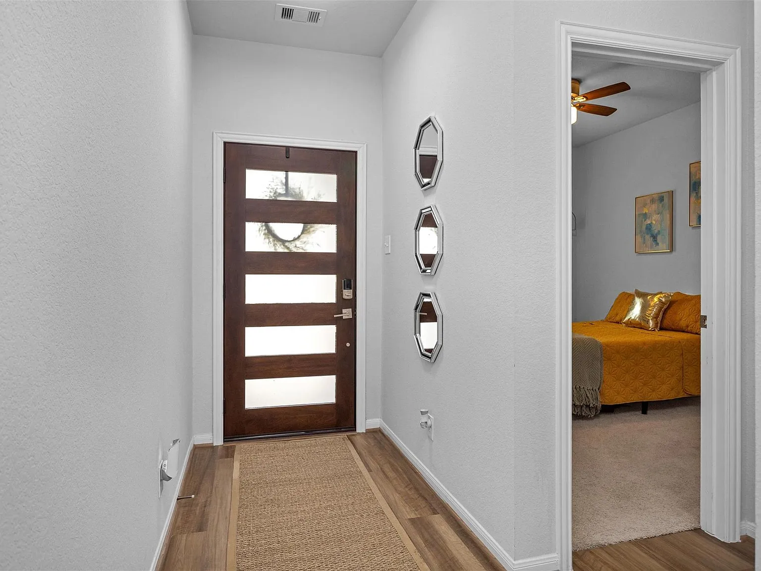 3 bed, 2.0 bath, 1941 sqft, $2,300 — Photo 4
