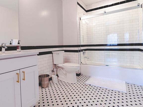 4th image of 32 N Park Row #323