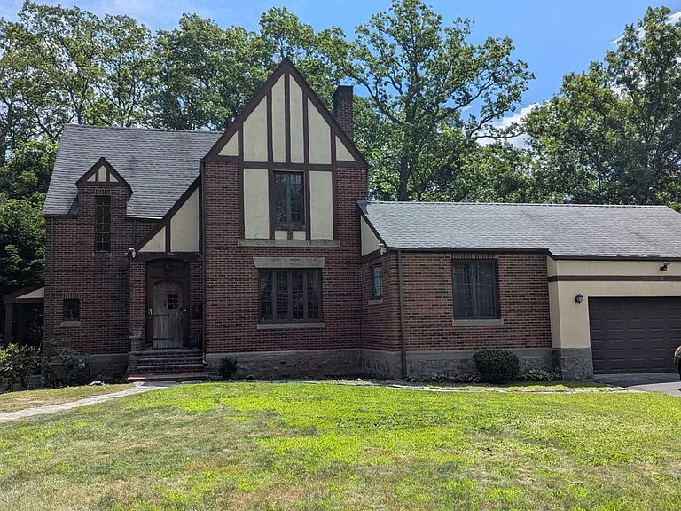 78 Roe Ave — Photo 1