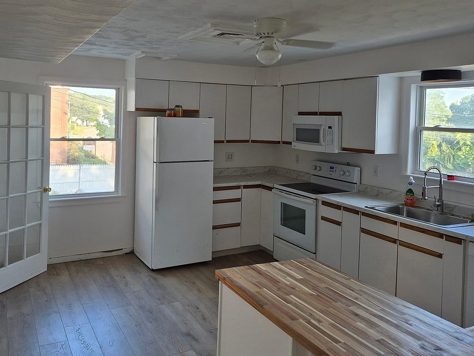 Huge kitchen! Tons of cabinet storage