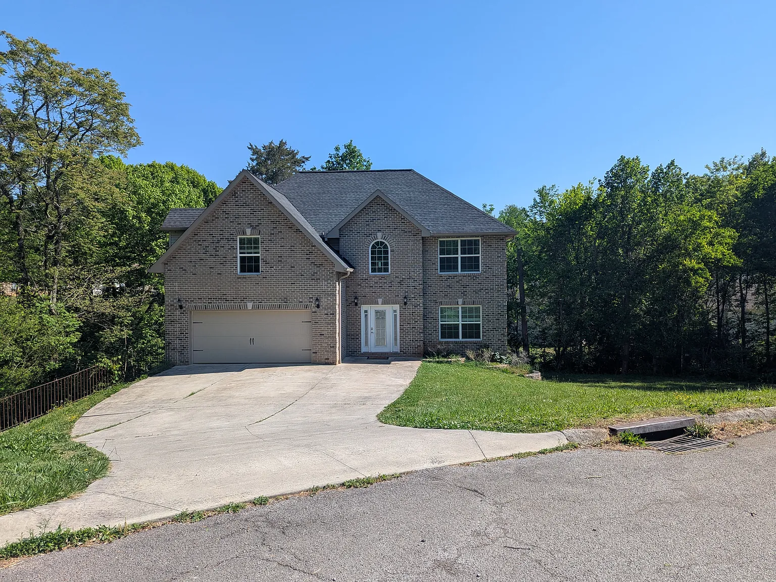 4 bed, 2.5 bath, 2400 sqft, $3,000 — Photo 2