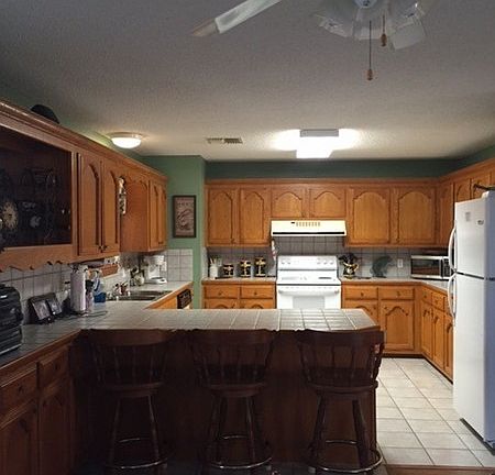 Ktichen has lots of cabinets