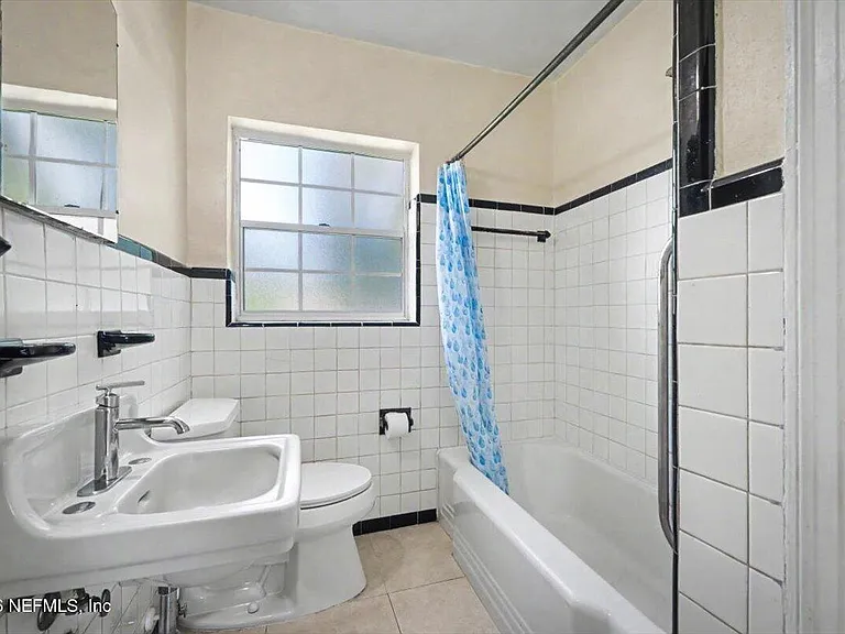 4252 Pinewood Ave — Photo 9