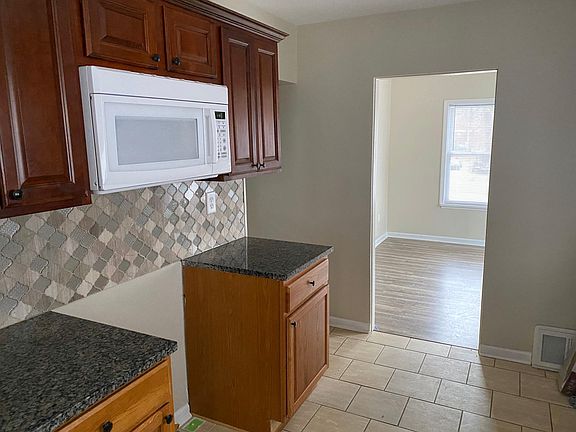 3rd image of 611 Hovey St