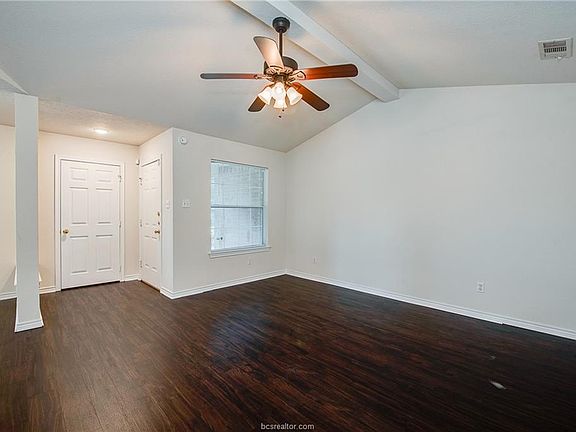 3rd image of 900 Crepe Myrtle St