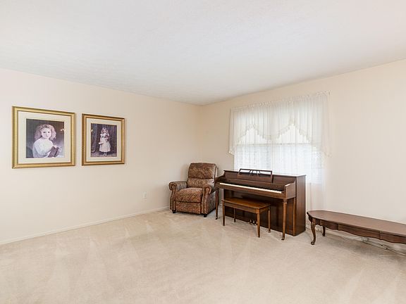 4th image of 36 Westwood Dr