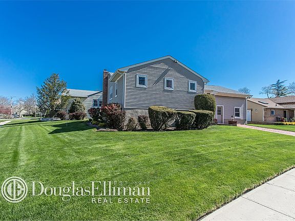 3rd image of 92 Sunnyfield Ln