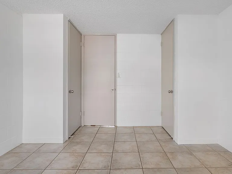 2501 Coyne St #205 — Photo 9