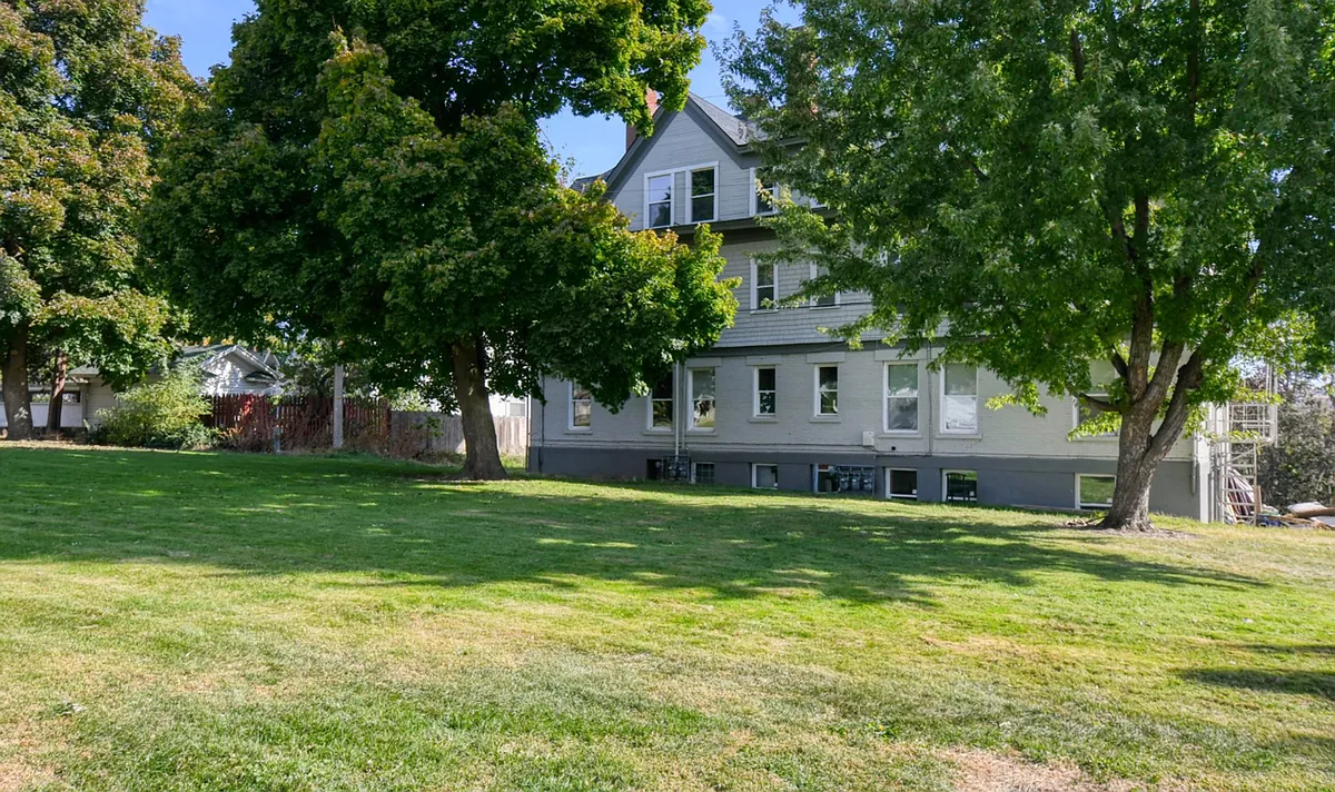 Building Photo - 401 NW Bailey Ave #300