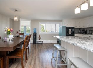 16 Pleasant View Ave, Portsmouth, RI 02871