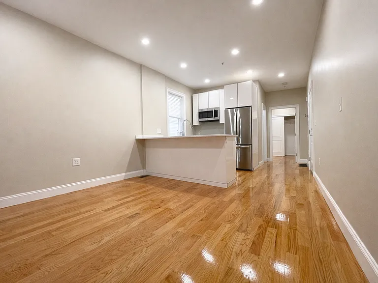 102 Chelsea St #4 — Photo 2