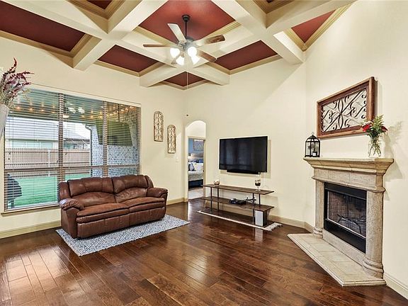 3rd image of 1708 Medina Ln
