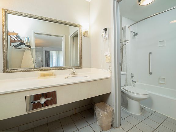5th image of 4020 Parkview Dr #A