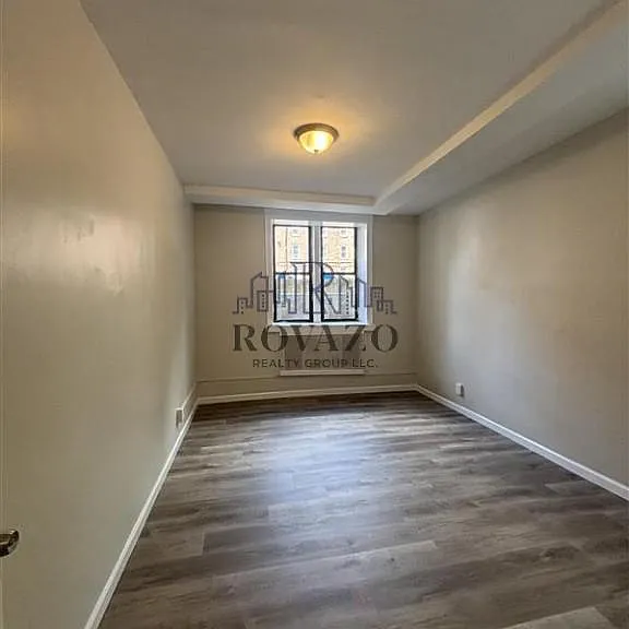 25-26 Van Velsor Pl #1G — Photo 4