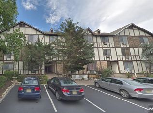 2004 Hawthorne Ln, Mahwah, NJ 07430