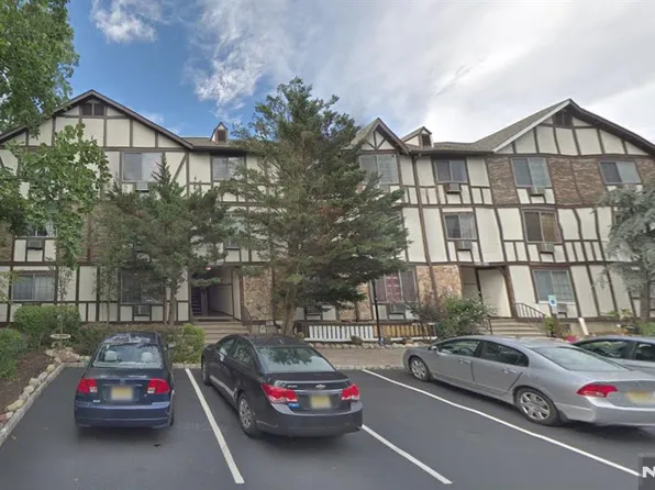 2004 Hawthorne Ln, Mahwah, NJ 07430