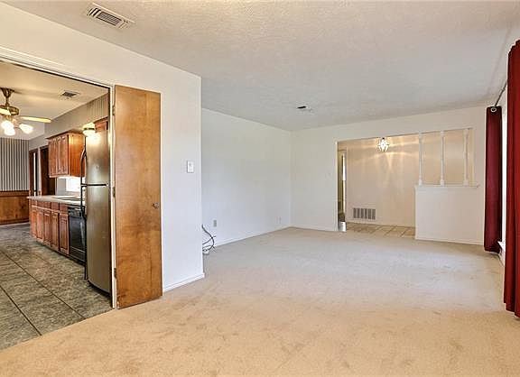 5th image of 701 N Old Orchard Ln