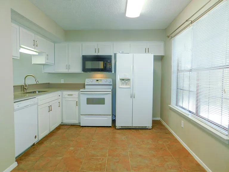 1137 Dallas Dr — Photo 9