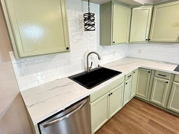 5th image of 2013 Warwick Cir E