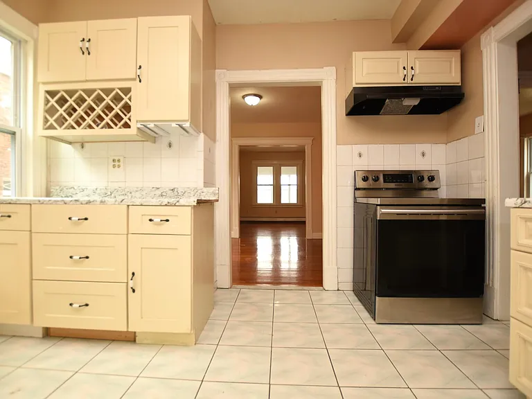 176 Adelaide St #1 — Photo 6