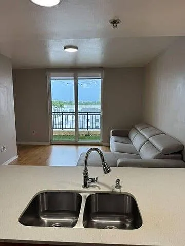 1 bed, 1.0 bath, 835 sqft, $2,600 — Photo 2