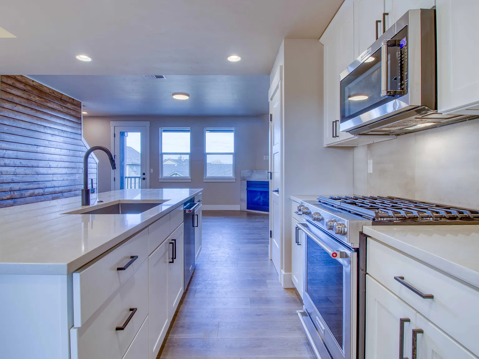 3 bed, 1692 sqft, $2,690 — Photo 3