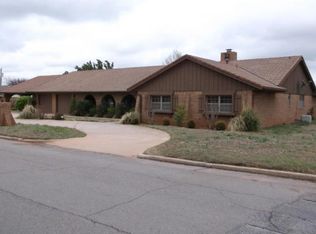 1101 Camelot Dr, Clinton, OK 73601