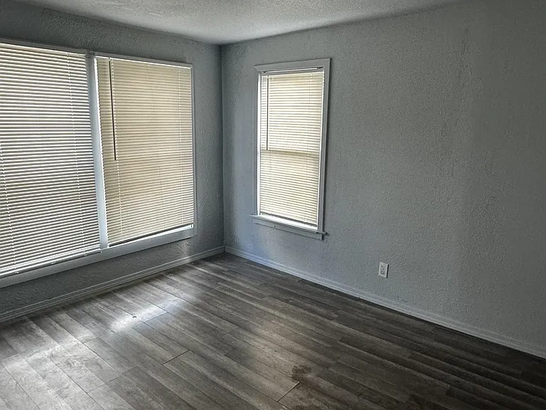 914 W Curtis Ave — Photo 6