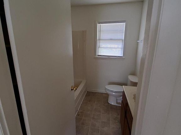 4th image of 1052 Hudson Ave