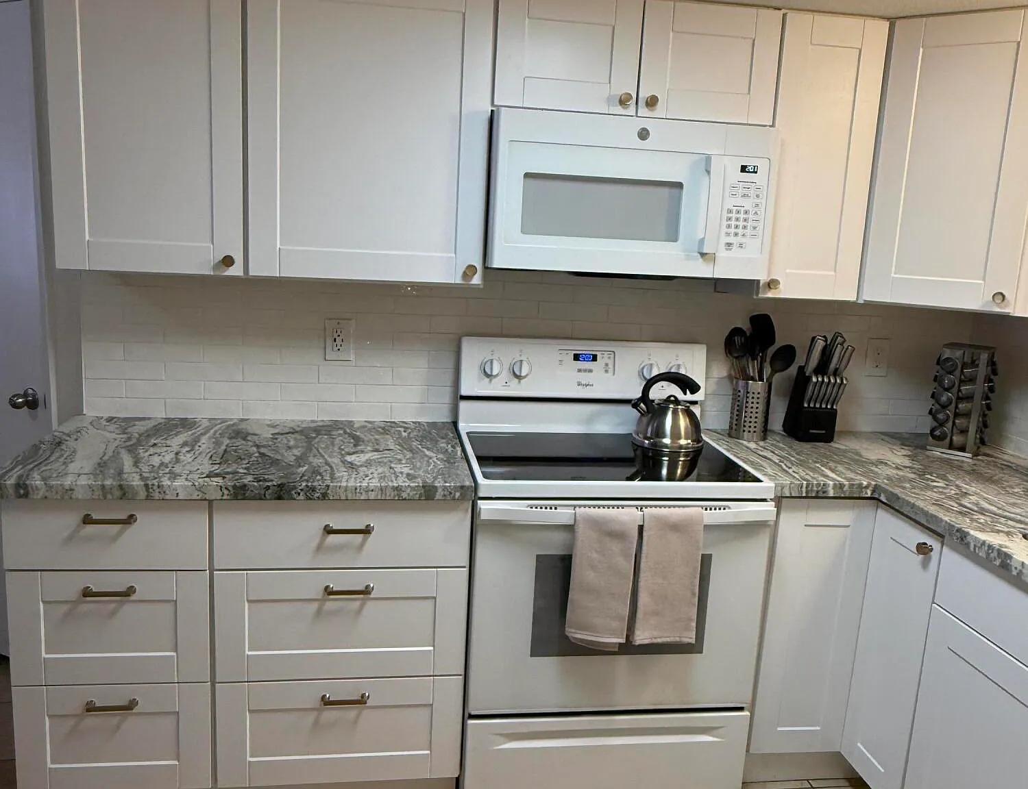 3 bed, 1.0 bath, 894 sqft, $1,800 — Photo 2