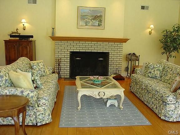 Living room with fireplace 