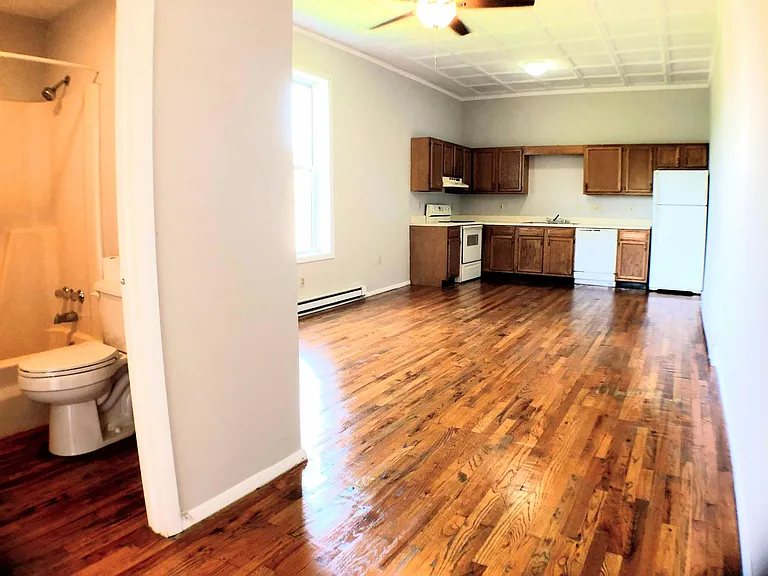 310 W Potomac St #8 — Photo 3