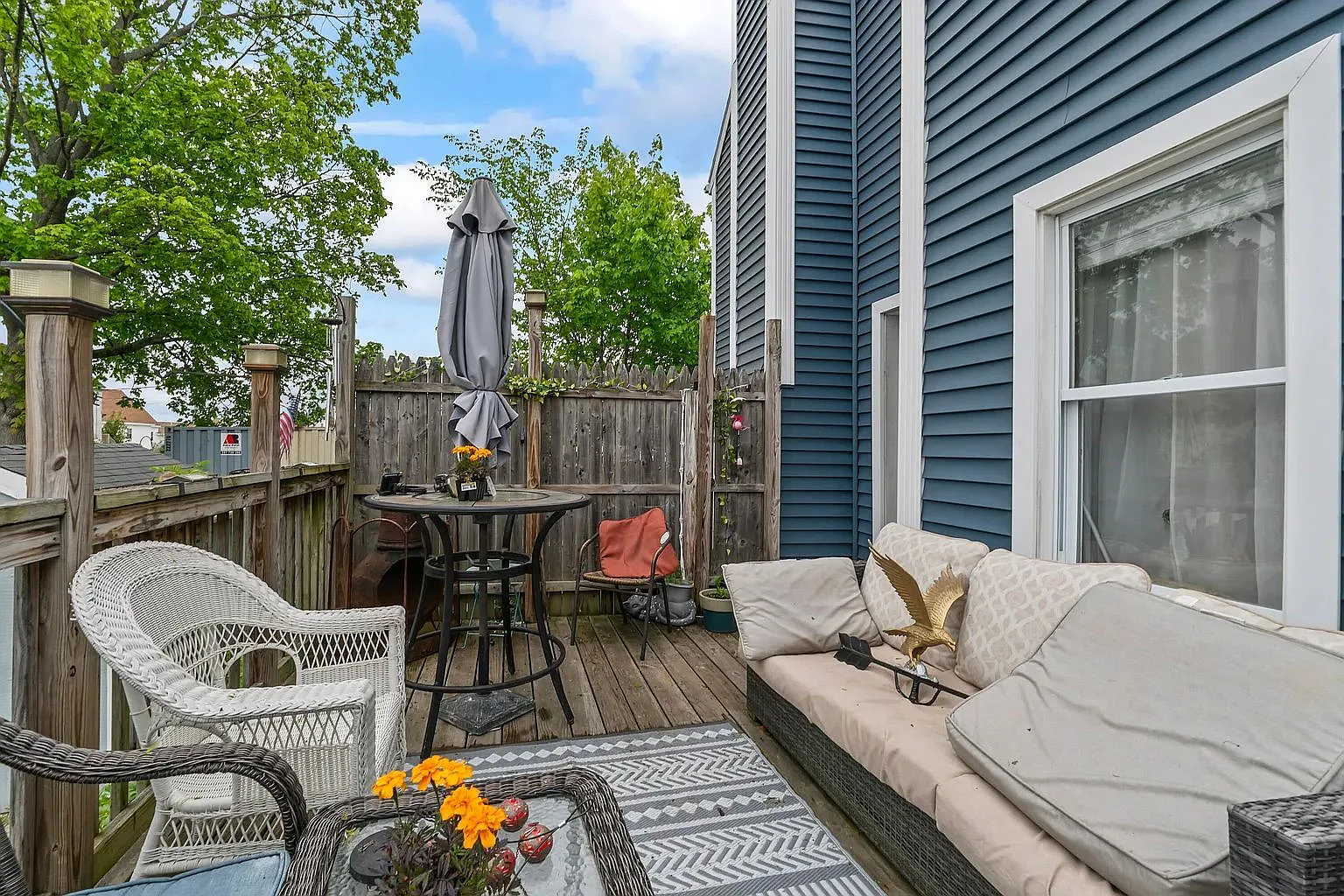 2 bed, 1.0 bath, 1400 sqft, $2,400 — Photo 2