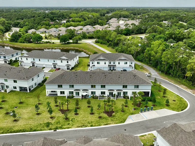 601 NE Waters Edge Ln — Photo 55