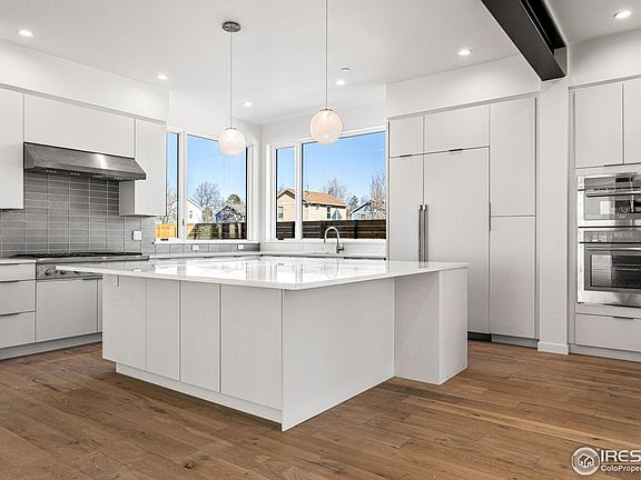 3rd image of 2165 Vine Ave