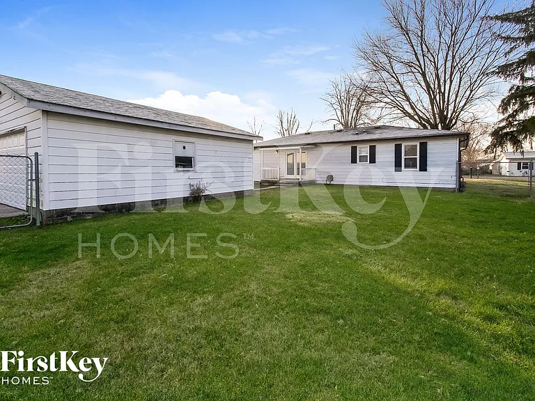 1032 E 3rd St — Photo 15