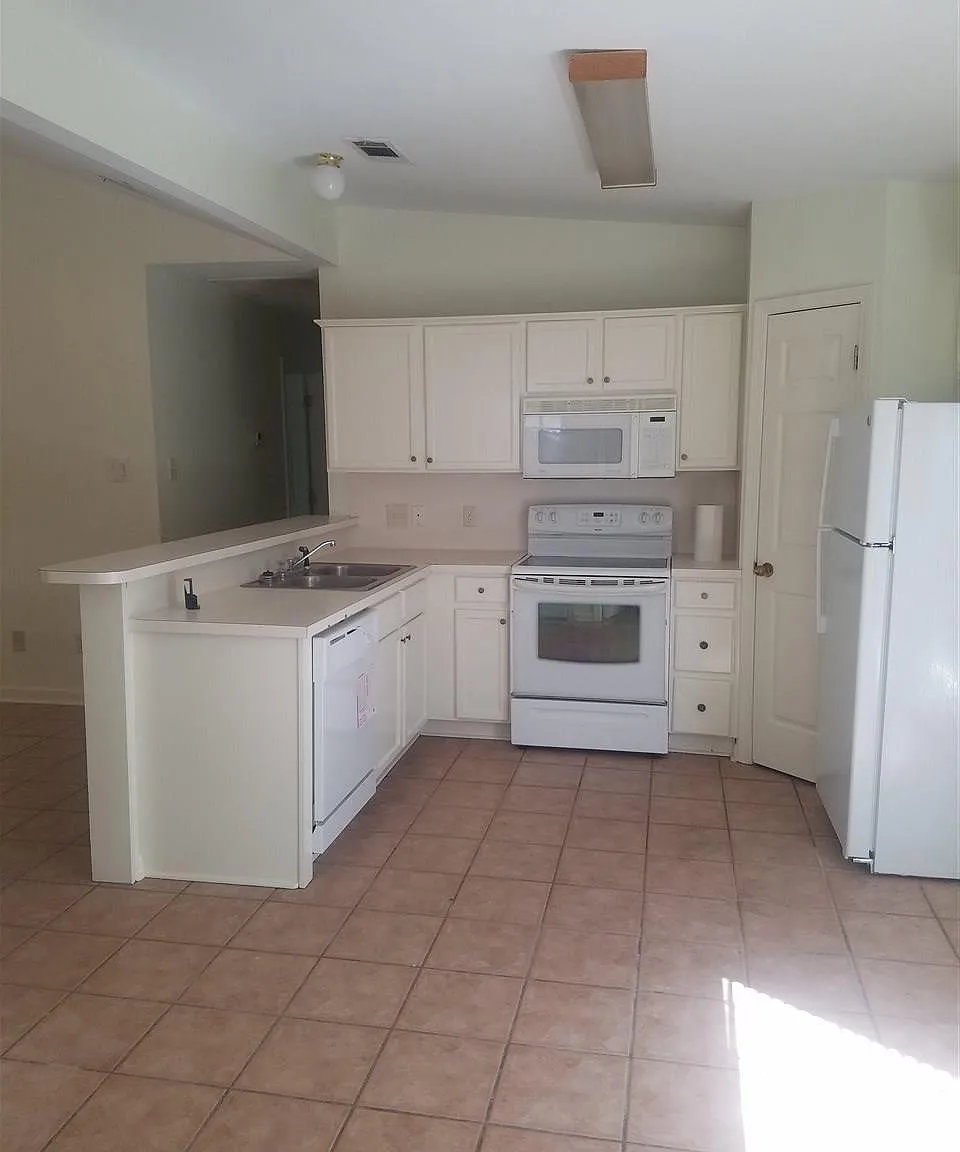 3 bed, 1102 sqft, $1,600 — Photo 3