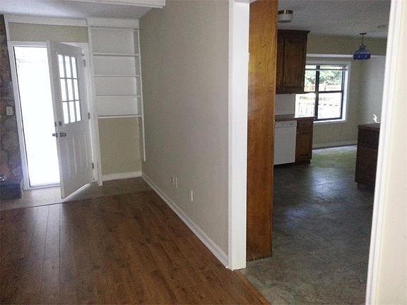 5th image of 617 Sherry Ln