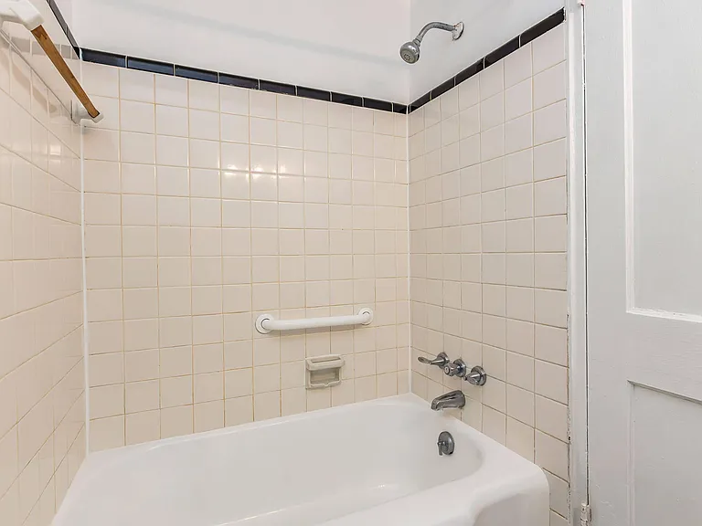 Grandin Village Apartments — Photo 8