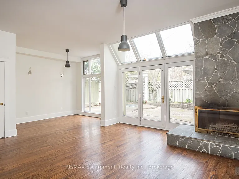 209 Allan St — Photo 9