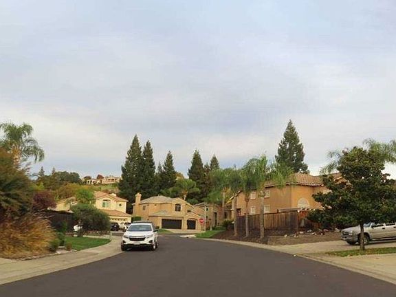 Exterior Neighborhood (street photo)