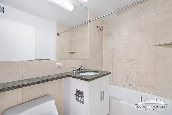 Rented by Manhattan Realty Group | media 19