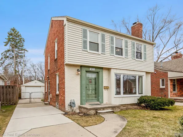 1875 Norwood Dr, Grosse Pointe Woods, MI 48236