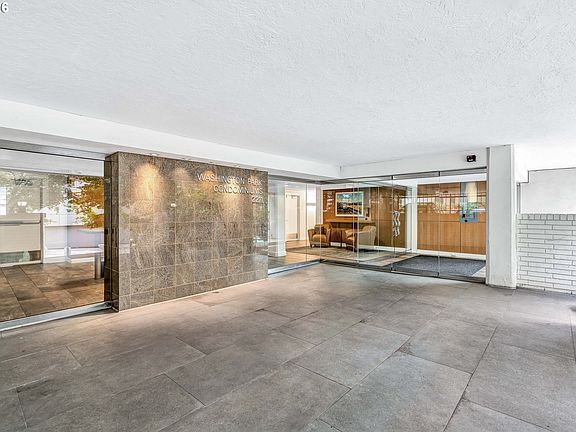 4th image of 2211 SW Park Pl Unit 204