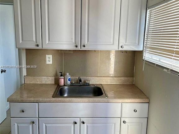 5th image of 548 NW 30th St APT 4