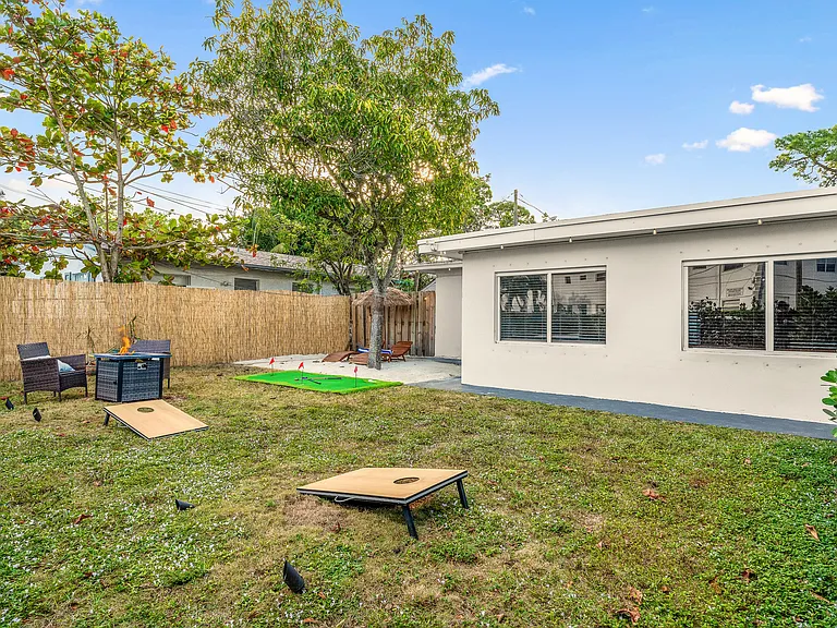 3961 NE 10th Ave — Photo 41
