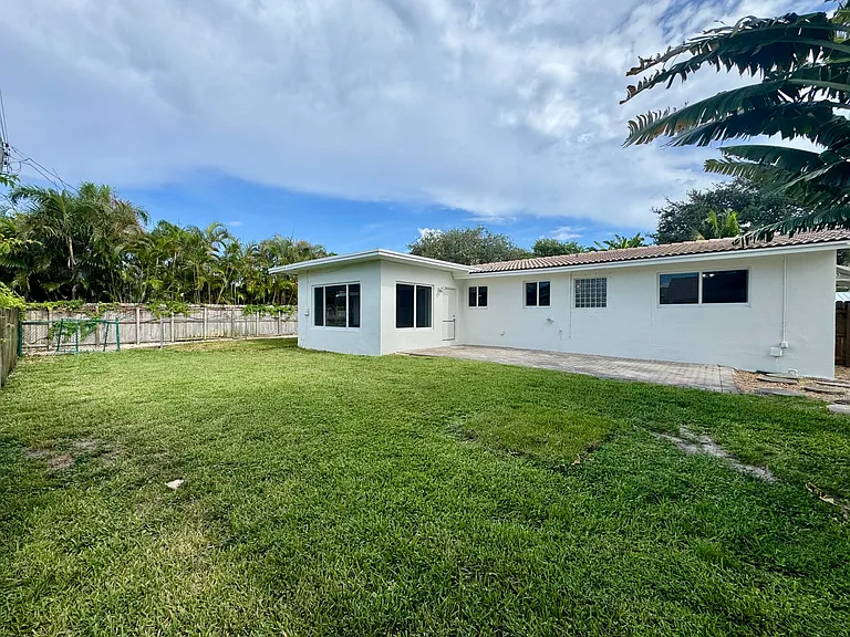 924 SE 8th Ct — Photo 18